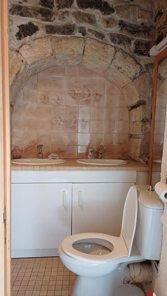 Appartement Chaleureux Dans Une Maison En Pierre Mireval Exterior foto